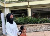顽童拉走椅子致童星摔至尿失禁 还在进一步接受治疗