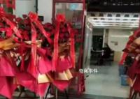 媒体评店铺开业摆花篮被罚 影响市容与环境是否站得住脚