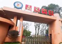男教师坠亡 举报女生被疑诬告很委屈