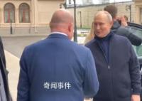 普京亲自驾车访问塞瓦斯托波尔 参观当地新落成的儿童中心和艺术学校