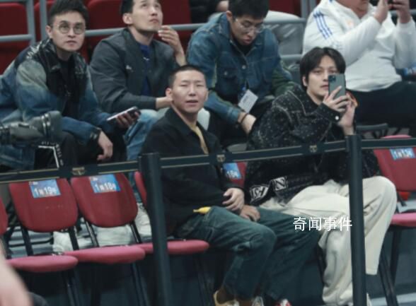 狂飙李宏伟观战北京男篮 北京首钢vs山东高速