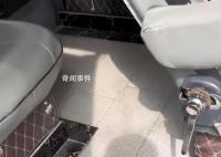 男子在车里铺瓷砖还做了踢脚线 称花了三四百块又耐磨又方便打理