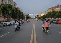 开特斯拉回村 被乡亲群嘲“大冤种”