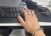 男子缅北戴手铐敲键盘 哭求别嘎腰子