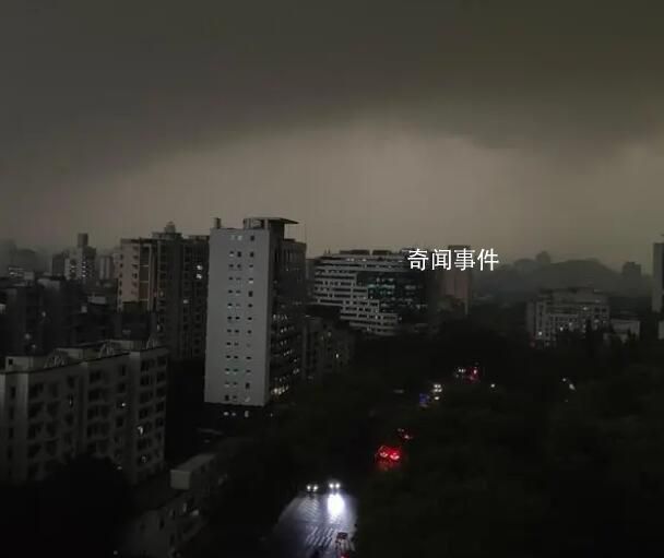 福州开启一键天黑模式 雷电冰雹预警连发