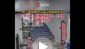 健身房老板健身时拉断器材 摔倒的男子是老板人没有事