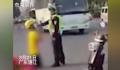 外卖员街头向交警下跪被掌掴 究竟是怎么回事