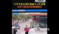 女生地铁口帮忙被骗光生活费 网友：大学生主打一个真诚