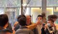库克现身北京三里屯Apple零售店 现场被粉丝和顾客挤的水泄不通