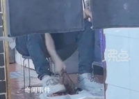 西安一餐馆被曝员工剁羊骨用脚踩 称很不卫生