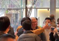 库克现身北京三里屯Apple零售店 现场被粉丝和顾客挤的水泄不通