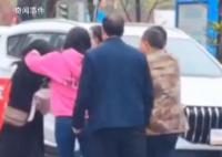 女子当街棒打老公和女主播 此事正在调查处理中