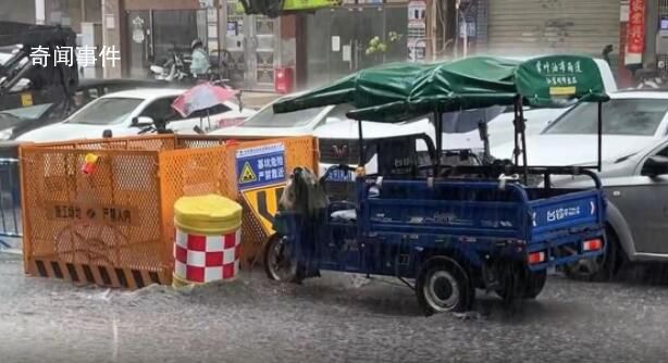 深圳暴雨:商场秒变“水帘洞” 