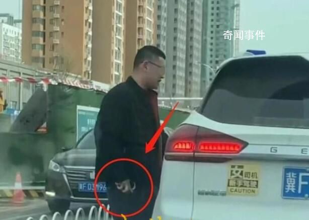 男子掏手铐威胁他人?警方调查