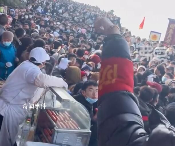 泰山游客爆满 山脚堵到山顶