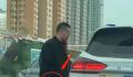掏手铐威胁他人男子非公安人员 警方已介入