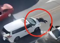 2车主吵架 家属遭过路车碾压