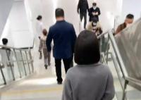 青岛二号线偶遇文东恩了 甚至走路的气质都像