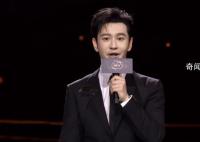 黄晓明台上讲话杨颖台下聊天 嘴巴嘀咕不停