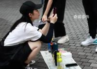 夫妻摆摊日入9千网友质疑让查税 两人尚未就此事进行回应