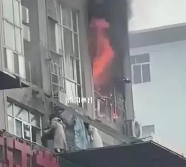 长沙一大楼起火 多人爬窗逃生