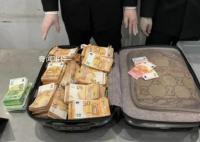 杭州海关行李箱中查获巨款 折合人民币约220万元