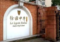 网传上海一女生进男浴室偷拍 18名男生维权遭老师恐吓