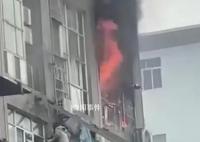 长沙一大楼起火 多人爬窗逃生