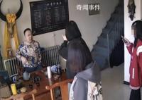 女子赏花站梨树枝头甩衣狂摇 随行的人劝阻未果