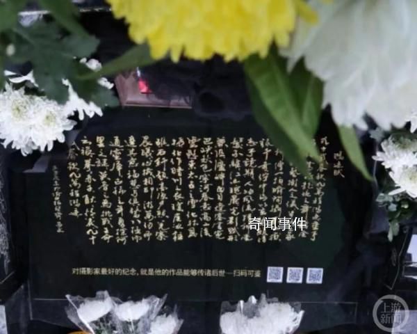 小伙给父亲墓碑贴二维码 扫码可回看人生
