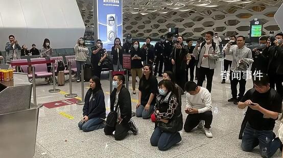 深圳暴雨致航班取消 旅客跪求起飞