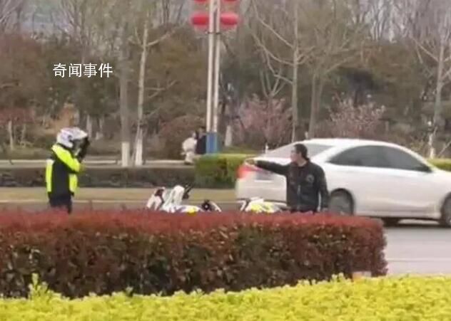 男子持械与交警对峙推倒警用摩托车 涉事男子已移送公安机关