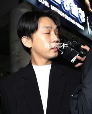 刘亚仁被麦克风扎脸 实在是太搞笑了