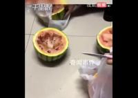 女生同情老人买5西瓜切开发现全坏 大爷没等我们走就跑了