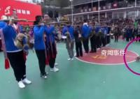村BA颁奖现场奖品自己逃跑了 奖品鸭子上演出逃记