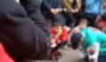 男子求复合在女生公司外跪一夜 周围有很多人围观