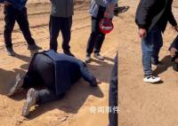 水务公司回应万亩林场主跪地求供水 水盐分比较高浇不了树