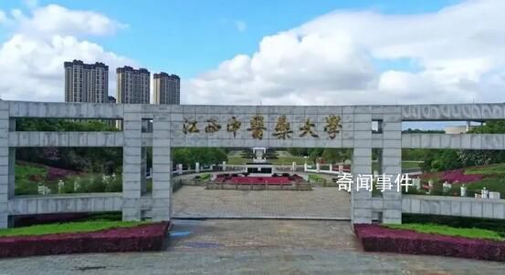 男生躲女厕2小时被抓?高校回应