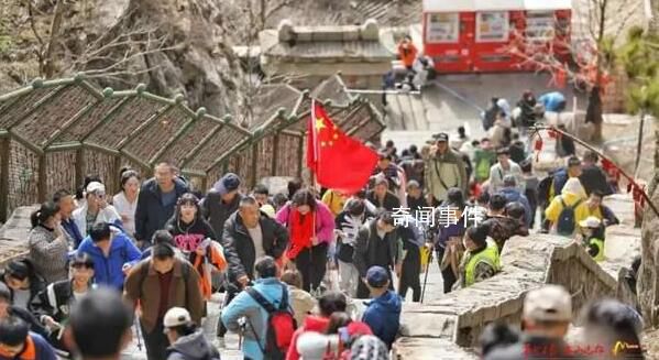 泰山景区回应山路上垃圾遍地 环卫工要往返清理来不及打扫