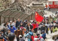 泰山景区回应山路上垃圾遍地 环卫工要往返清理来不及打扫