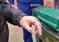 小伙戒指卡手遇130名消防员演训 碰上了一次超级待遇