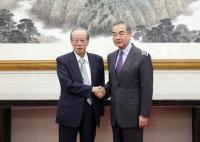 王毅会见日本前首相福田康夫