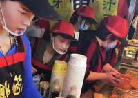 日入9千网红夫妇摊位被关?回应来了