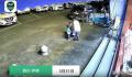 女子和两小孩被天降玻璃窗砸倒 警方：三人无生命危险