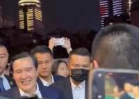 马英九打卡长沙夜市 与老乡热情互动