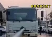 长沙洒水车喷水驱赶商贩?城管回应