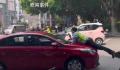 广西一小车顶着执法人员行驶数百米 案件正在进一步调查中