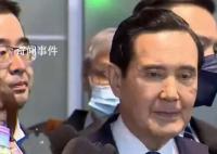 马英九参观三峡博物馆自称小弟 看古代文物太入迷