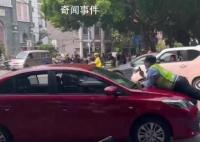 广西一小车顶着执法人员行驶数百米 案件正在进一步调查中