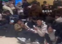 黄山山顶酒店大堂挤满过夜游客 黄山穷游之睡宾馆大堂